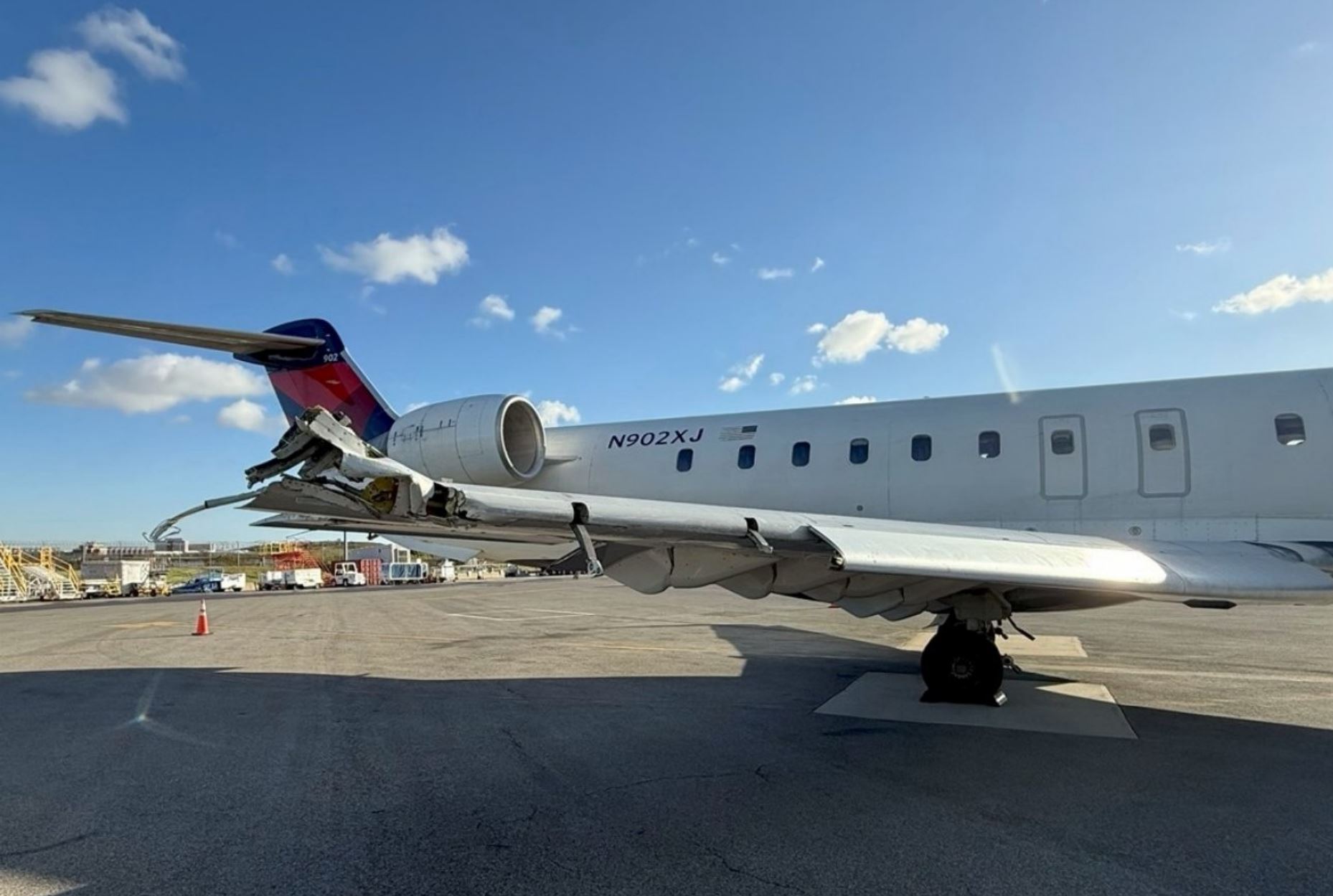 New York-La Guardia Airport, NY (LGA/KLGA) → Roanoke-Blacksburg Regional Airport, VA (ROA/KROA) — crash photo